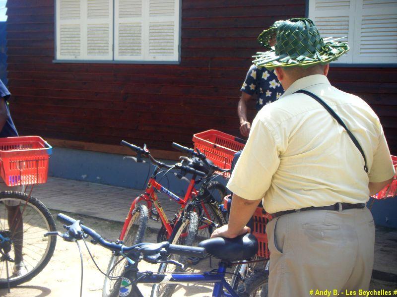 Accueil a la Digue - moyen transport LE VELO (8).JPG